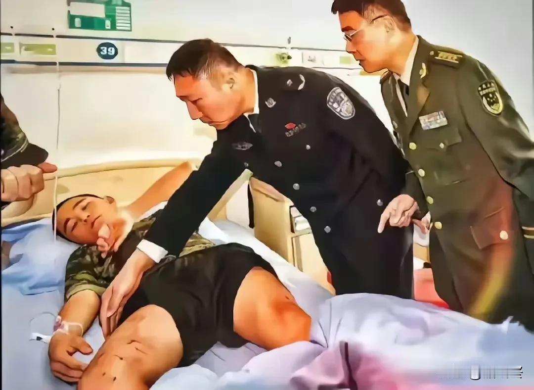 他是边防战士，一位仅19岁的孩子。当他身上中了13枪，仍然追击歹徒800米。他是