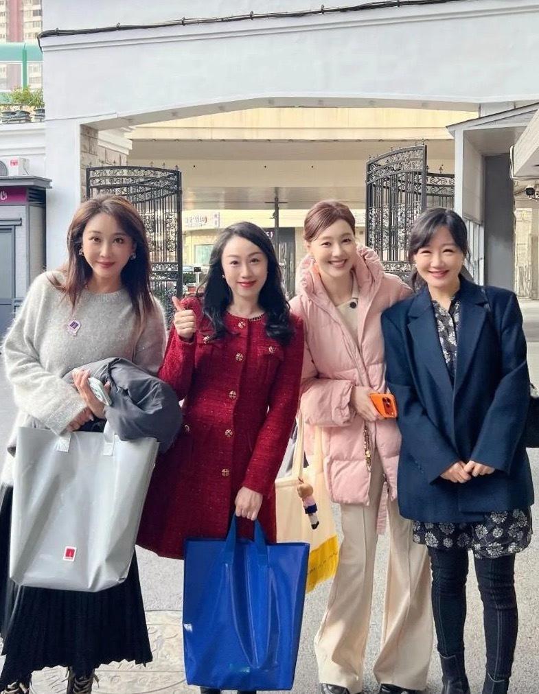 这是上海戏剧学院80周年校庆时，她和校友王冠、杜若溪跟粉丝的合影。照片里的王冠是