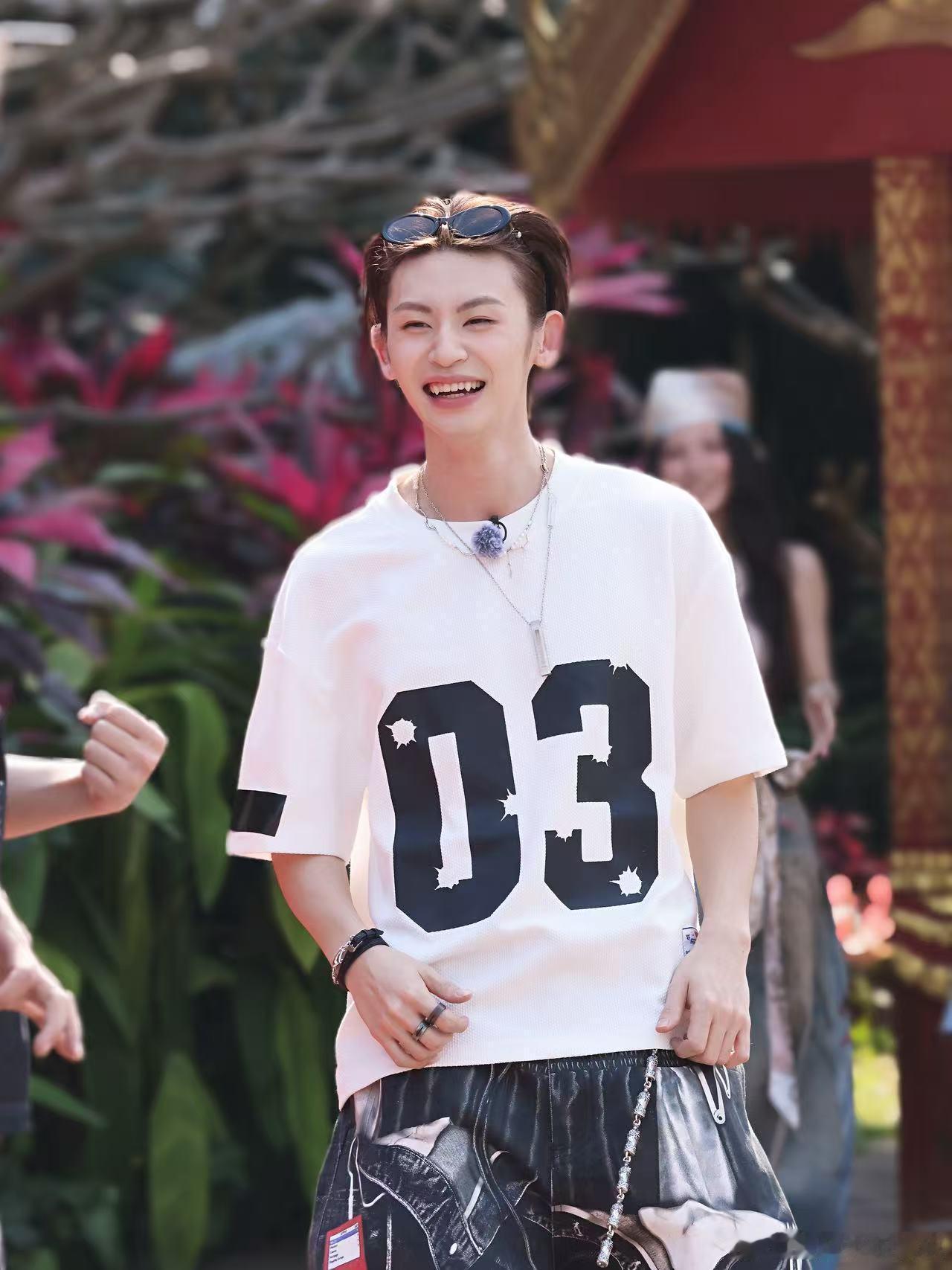 小鬼拱火拱到自己身上小鬼被姚晓棠的鸡翅打了 张星特已经很努力掩饰了，小鬼非要追问