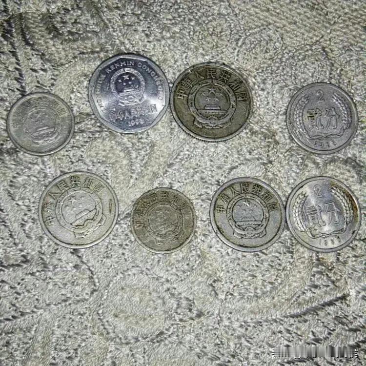 越是爱慕虚荣
越是让我没面子
越是浪漫多情
命运越让我孤单
越是一往情深
越是对