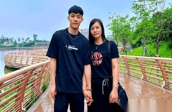 很多人只盯着广东队徐杰的身高，却没看过他成名之前的那块背景板。
早些年的惠州小镇