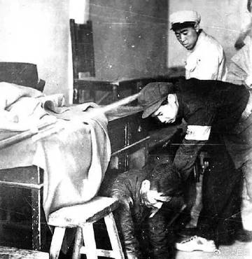 1949年春，太原解放的战火已烧至城下。此时，前线总指挥徐向前因积劳成...