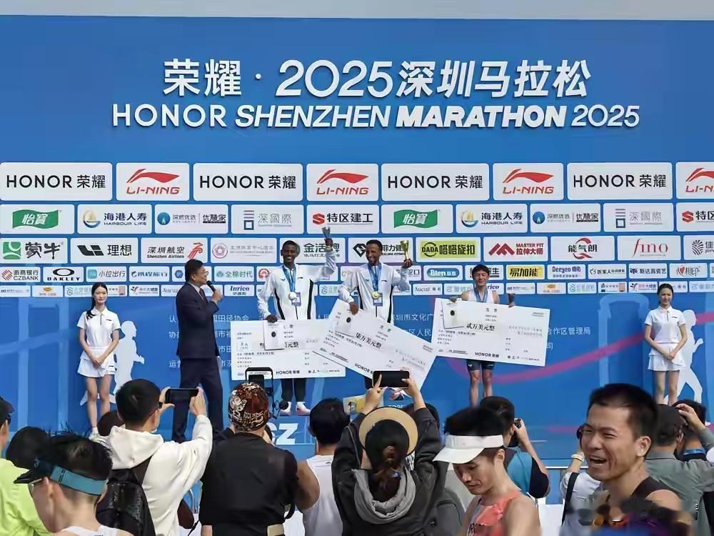 2025深圳马拉松让人大跌眼镜，
今天是在国内举办比赛，
第一，第二名都是老外，