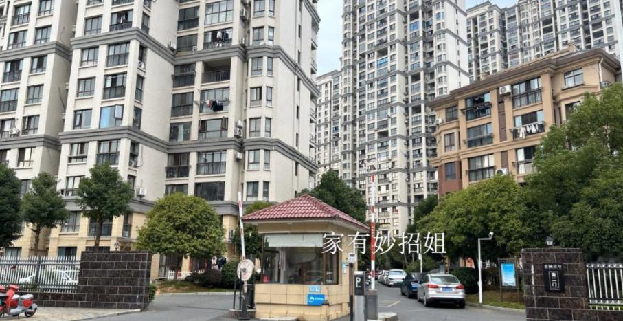 上周末和隔壁楼的陈叔闲聊，他忽然叹了口气说：“我这物业费，已经攒了三年没交了。”