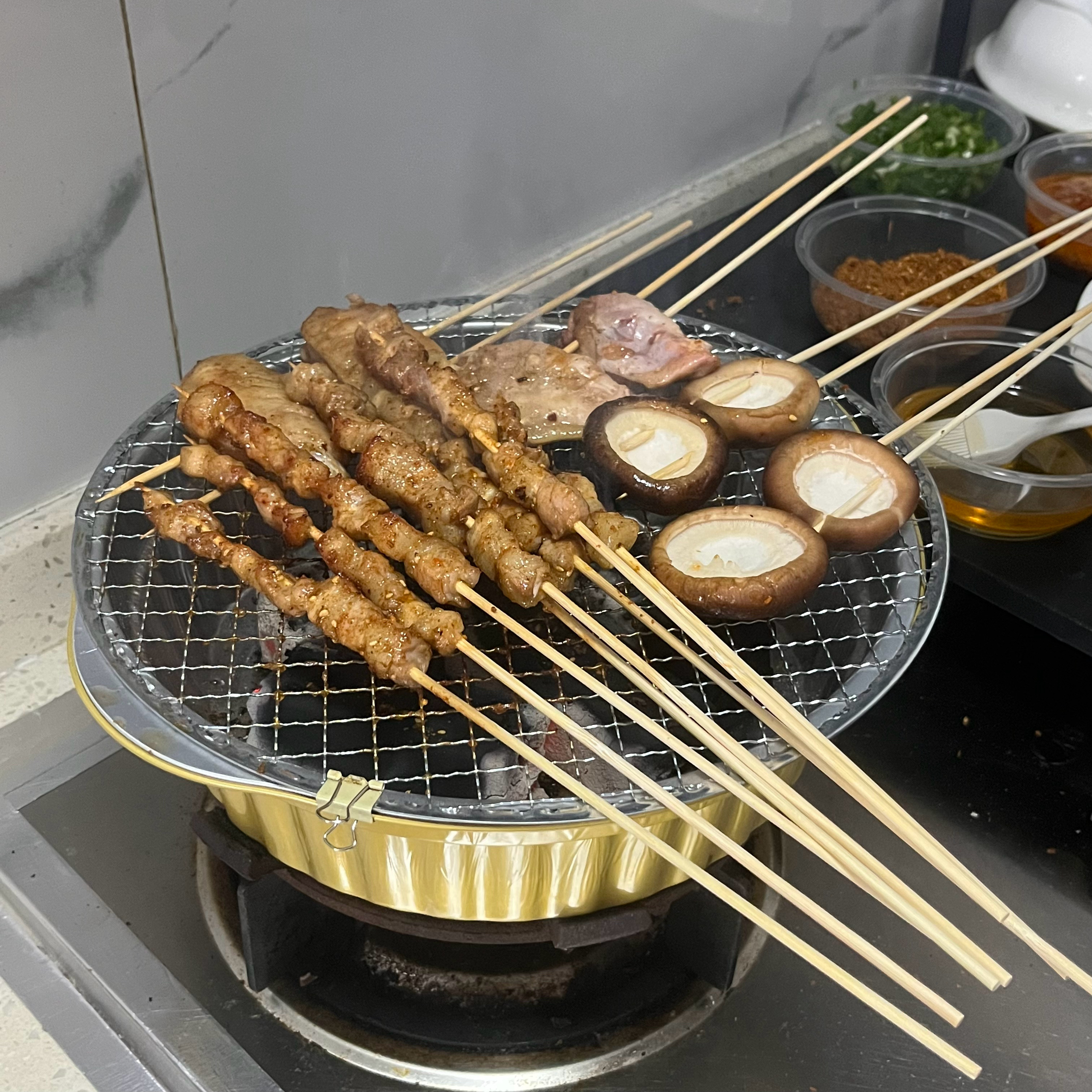 他说以后不上班了就去开烧烤店过一会儿他又说不开了我问为什么他说店还没开起来就被老