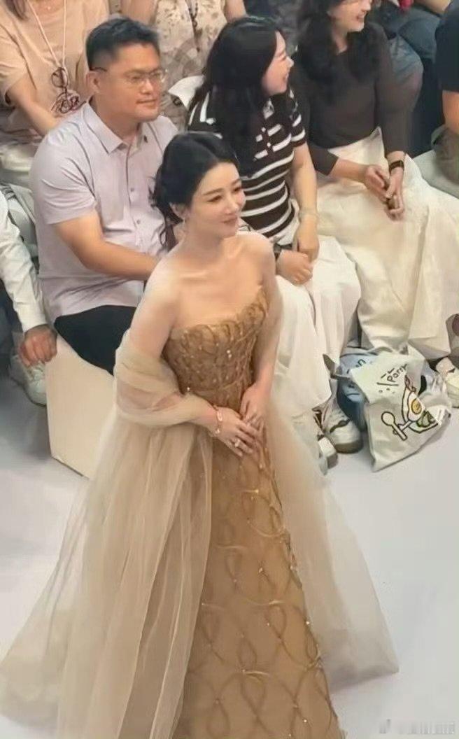 杨紫本人比照片还好看杨紫本人到底得多好看杨紫本人比照片还好看，真的没有见你了有没