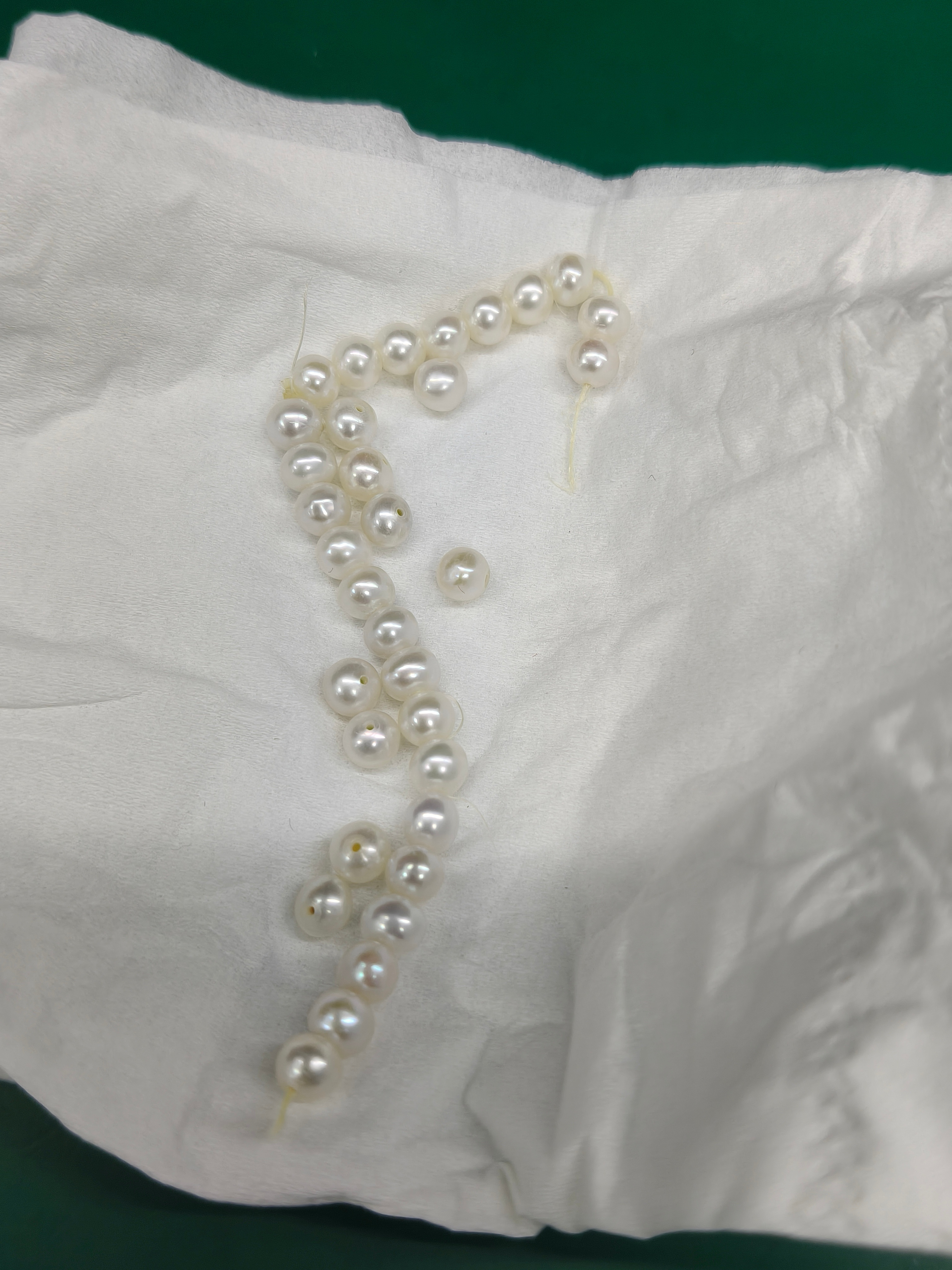 珍珠手链没有预兆就这样断了还有的掉到🚾去了也不知道够不够一圈了