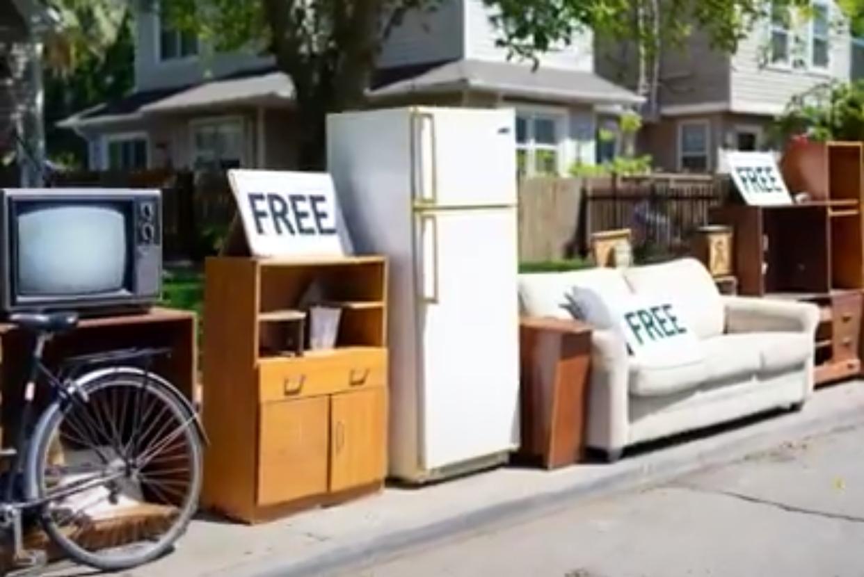 在美国的小区里散步，经常可以看到路边贴着“FREE”标签的旧家具。
这不仅是一种