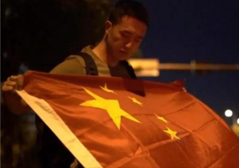 2020年，一约旦司机掏出了刀子，示意中国游客掏5000元打车费，小伙摸了摸口袋