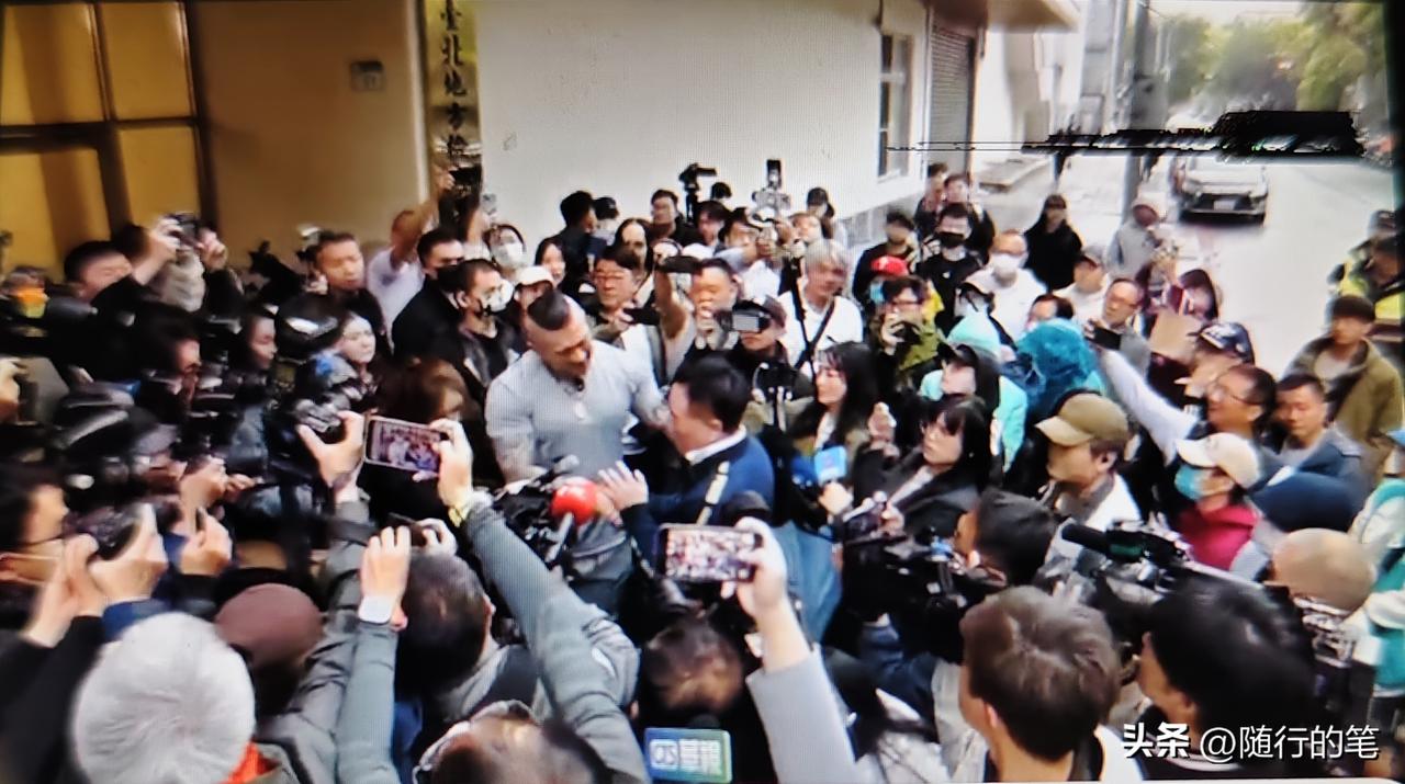 一大早蔡正元即将进去服刑之前，在现场就被大批媒体记者和来送行的人团团围住，现场响