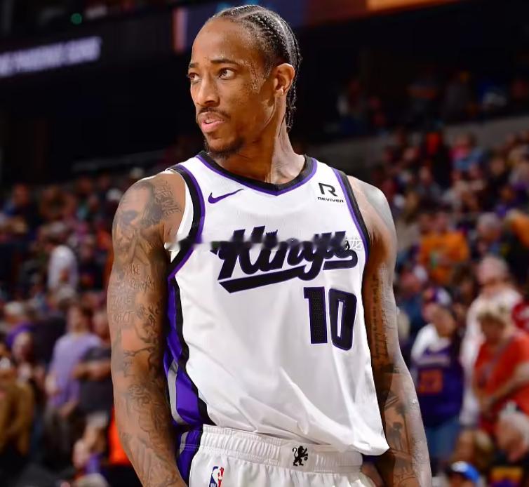 NBA记者Kevin O'Connor报道，国王队目前超出了奢侈税线410万美元