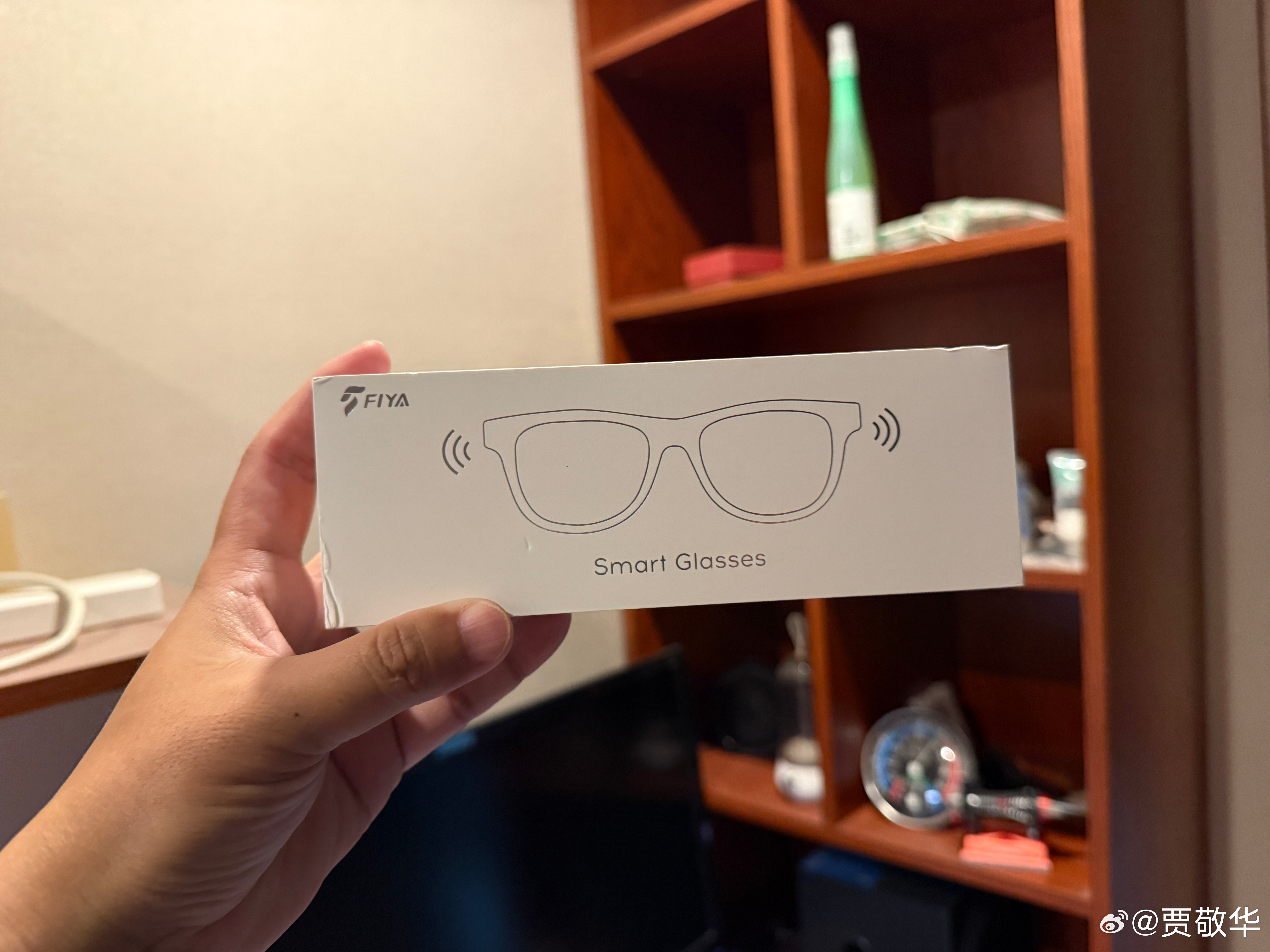 刚弄了一个智能眼镜，研究一下这新潮玩具用起来怎么样。改天，要不要抽了他？ 