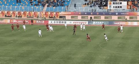 大连英博进球啦！1-0领先青岛红狮
比赛第68分钟，和晓强高速插上在禁区左路传中