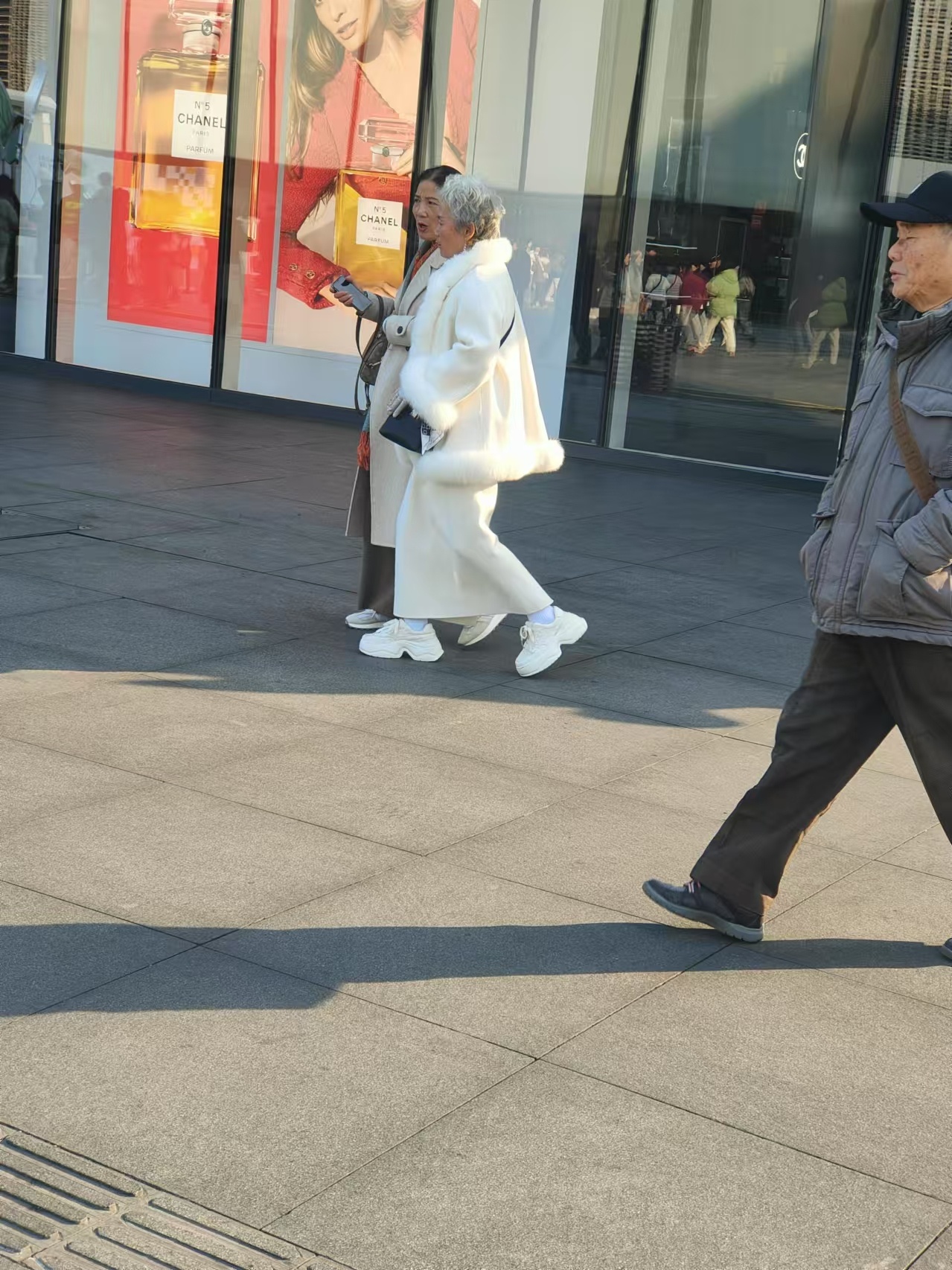 这套衣服怎么样 朗朗看完都走不动道了[允悲] 