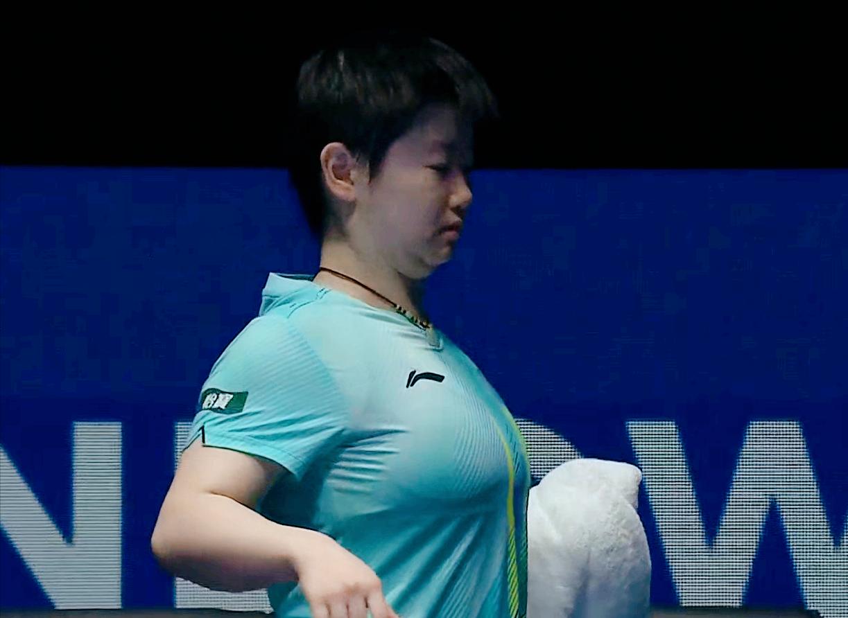 孙颖莎看来身体也不舒服，
已经做了多次扩胸运动了，
可能肩膀还有些旧伤。

前四