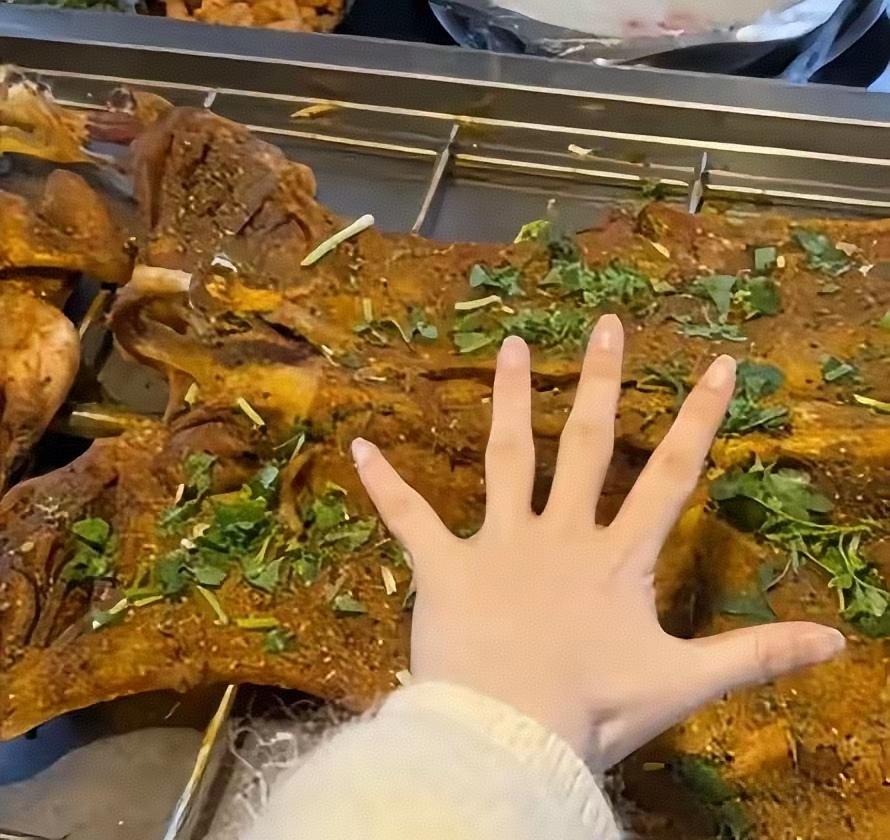 重庆南岸区市监局通报一锤定音：36斤活羊烤后仅6.9斤，绝非正常损耗，而是商家宰