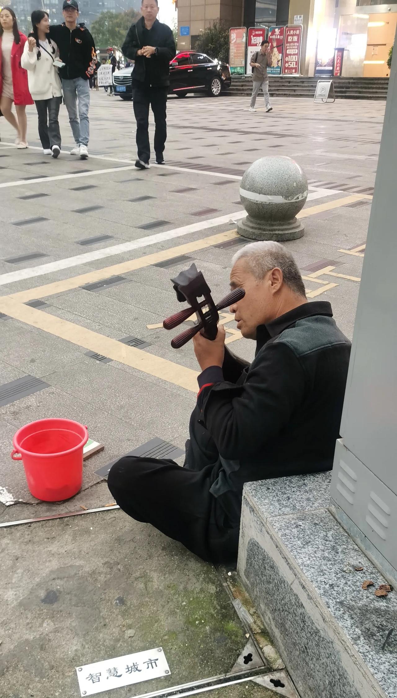 >捐款5元！这些年来来往往，遇到街上求乞需救助的各色人等，我基本上都予以一点爱心