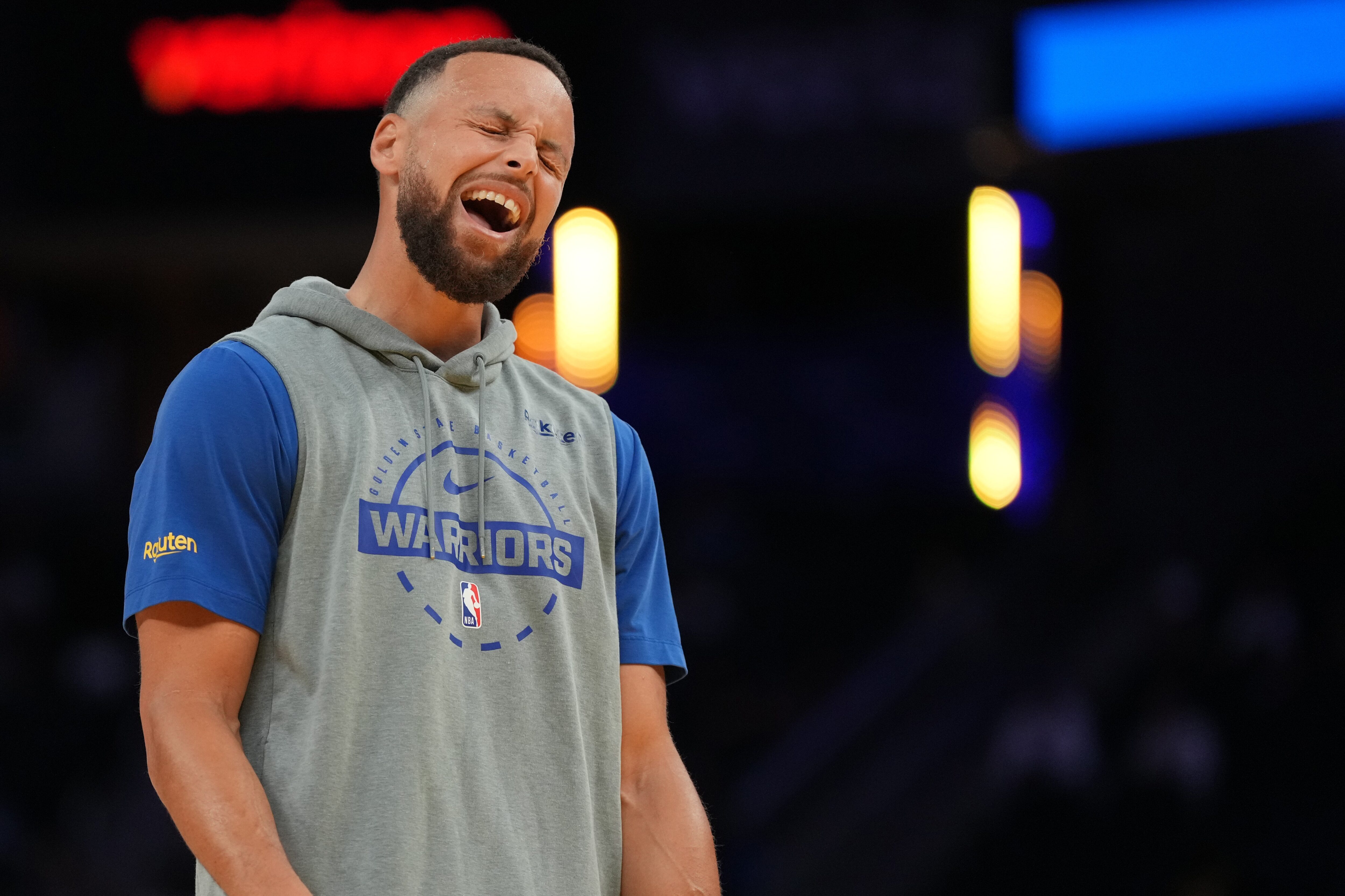 库里今天赛前热身，穿的KD4📷库里nba点赞成金