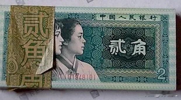 你觉得茉莉奶白和LV的商标像吗像不像的不重要，重要的是宝相花元素是中国流传几千年