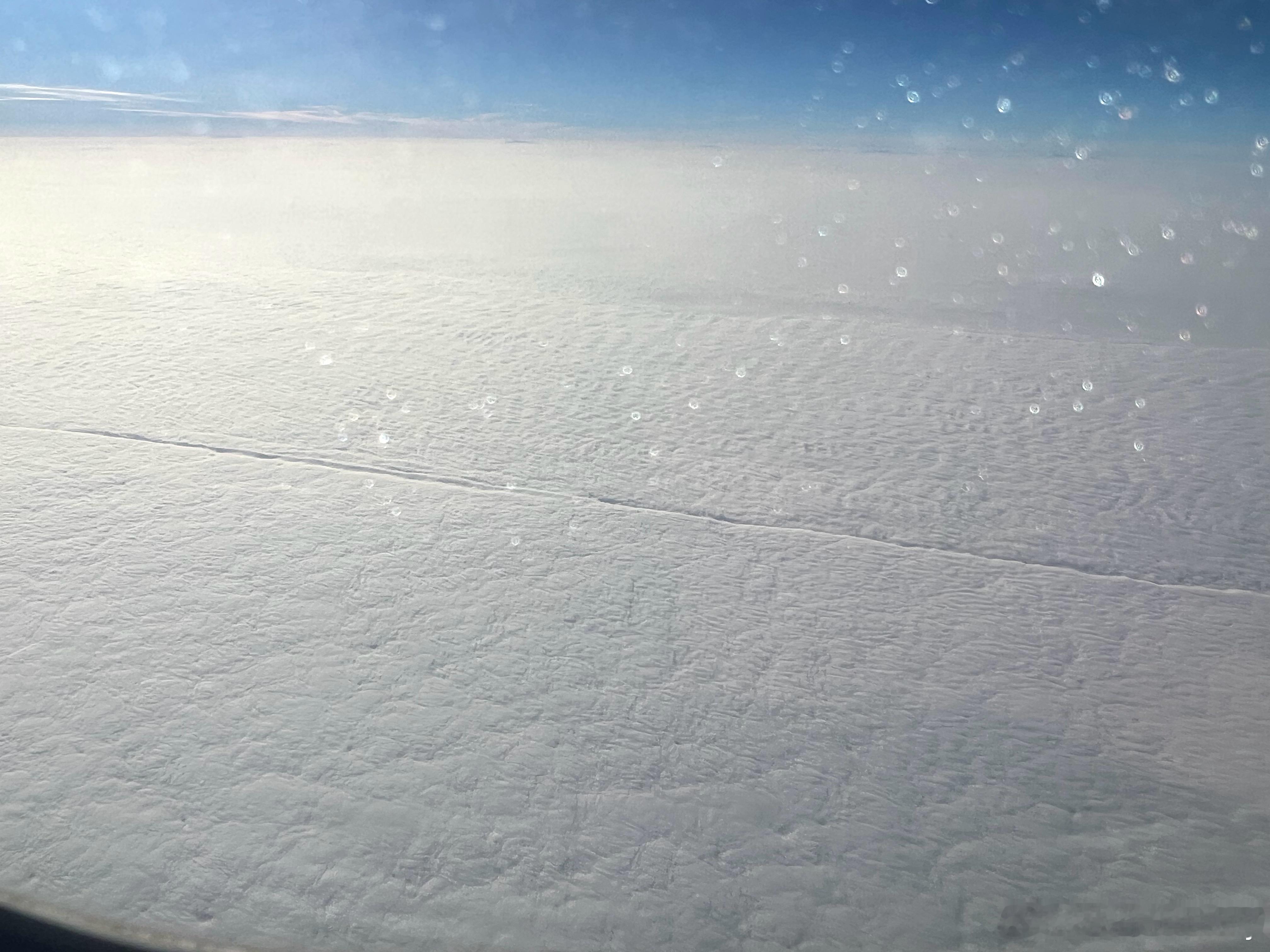 我从来没见过密度这么高的云，从来没见过这样的云层，像一块密不透风的墙一样，相当平