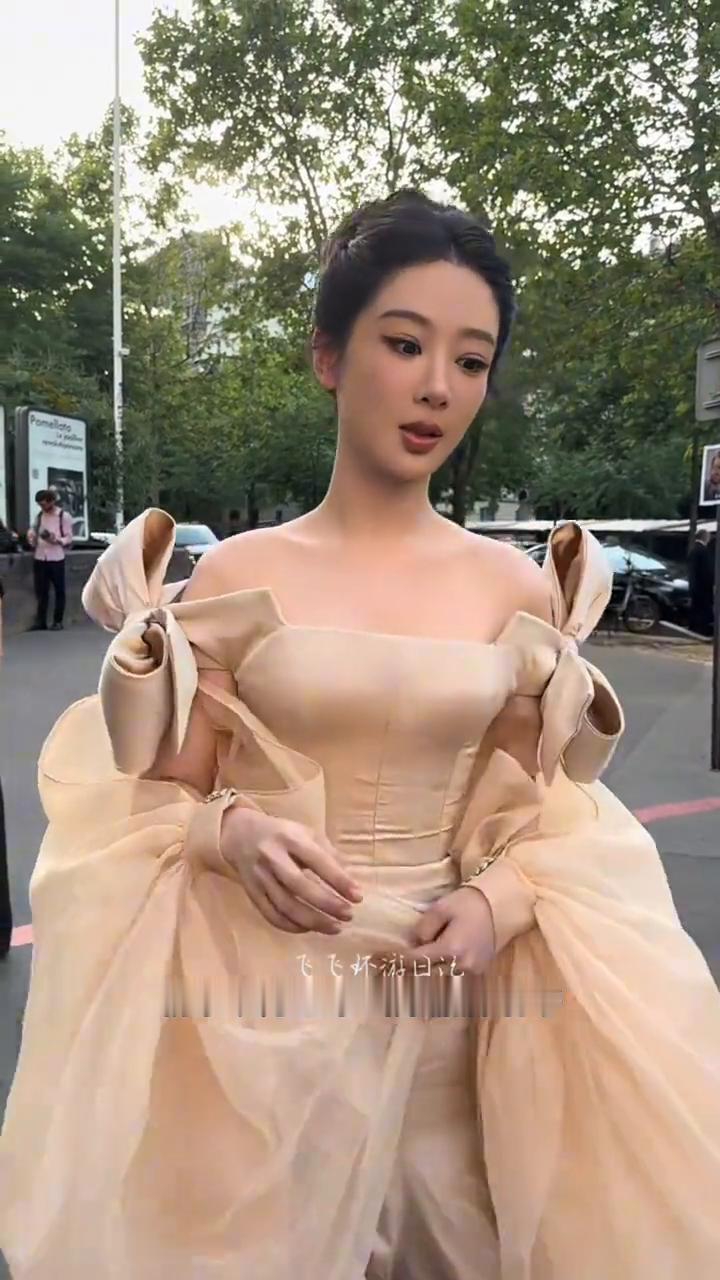 还是放不开。杨紫G社无修生图流出6月23日，杨紫现身巴黎出席品牌活动，身着Ale