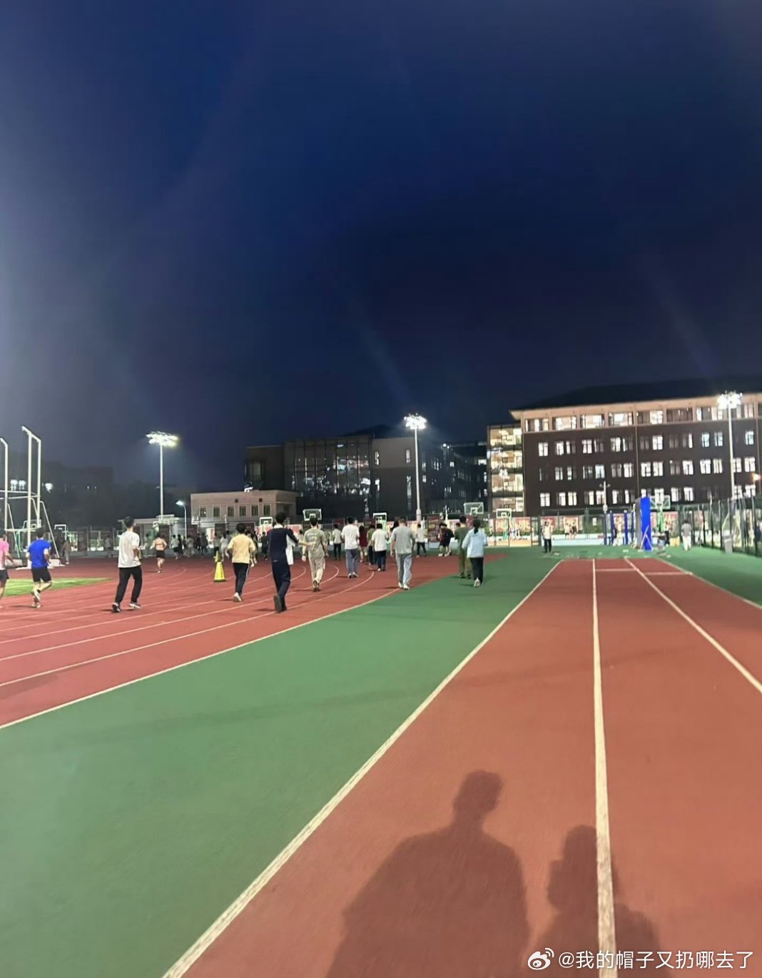 3小时从北大跑向丹麦北大学子夜奔从北京到丹麦夜幕之下北大学子畅快开跑，众人合力在