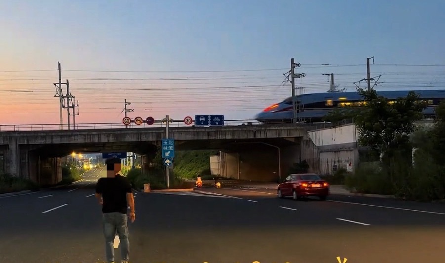 【玉林一男网红站在马路上去拍照】8月10日，网友爆料称：玉林市某地的一名男网红站