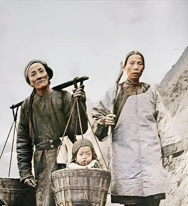 七月，公元1888年，山东淄博桓台县发大水，太爷爷用担子挑着刚出生不足百天的爷爷