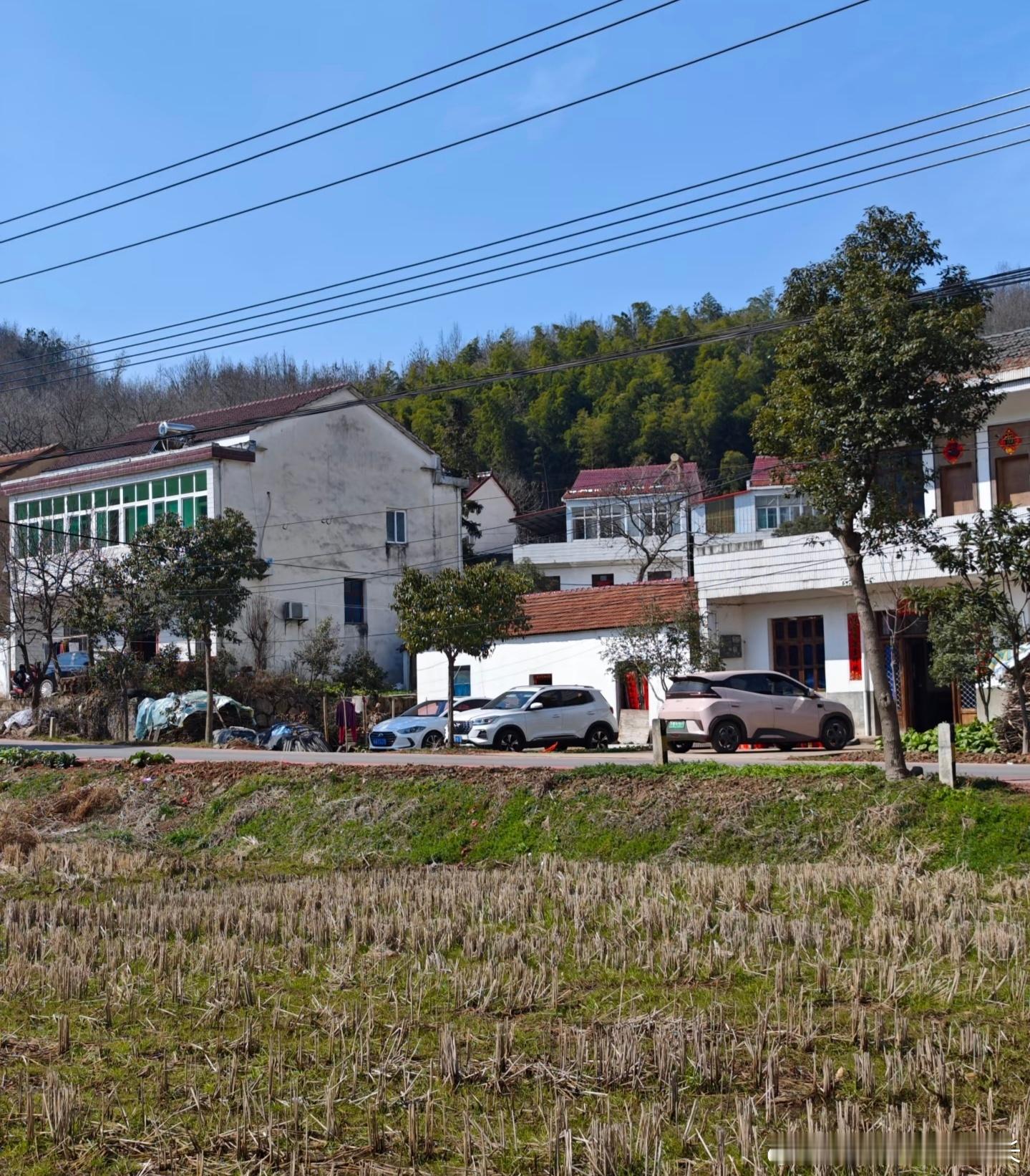 家家都有车是农村的标配了吗？ 