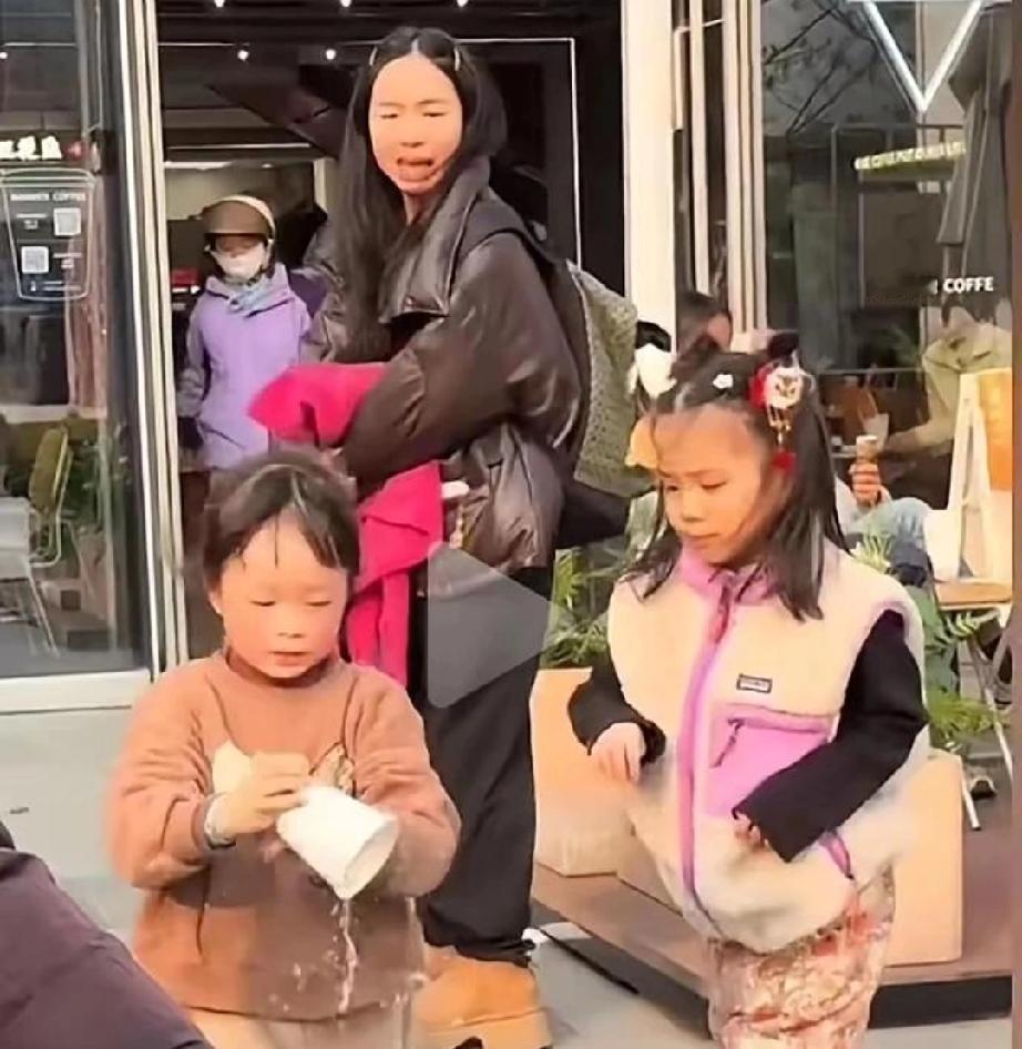 一件小事，就能看出两个家庭的教育，端水小女孩，给妈妈端水，说明勤快爱妈妈。被人打