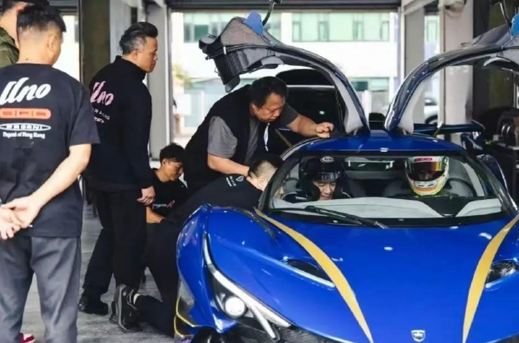 梁朝伟也去赛车了，好像还是王一博在的车队，60岁正是闯的年龄 ，咱们无名居然还有