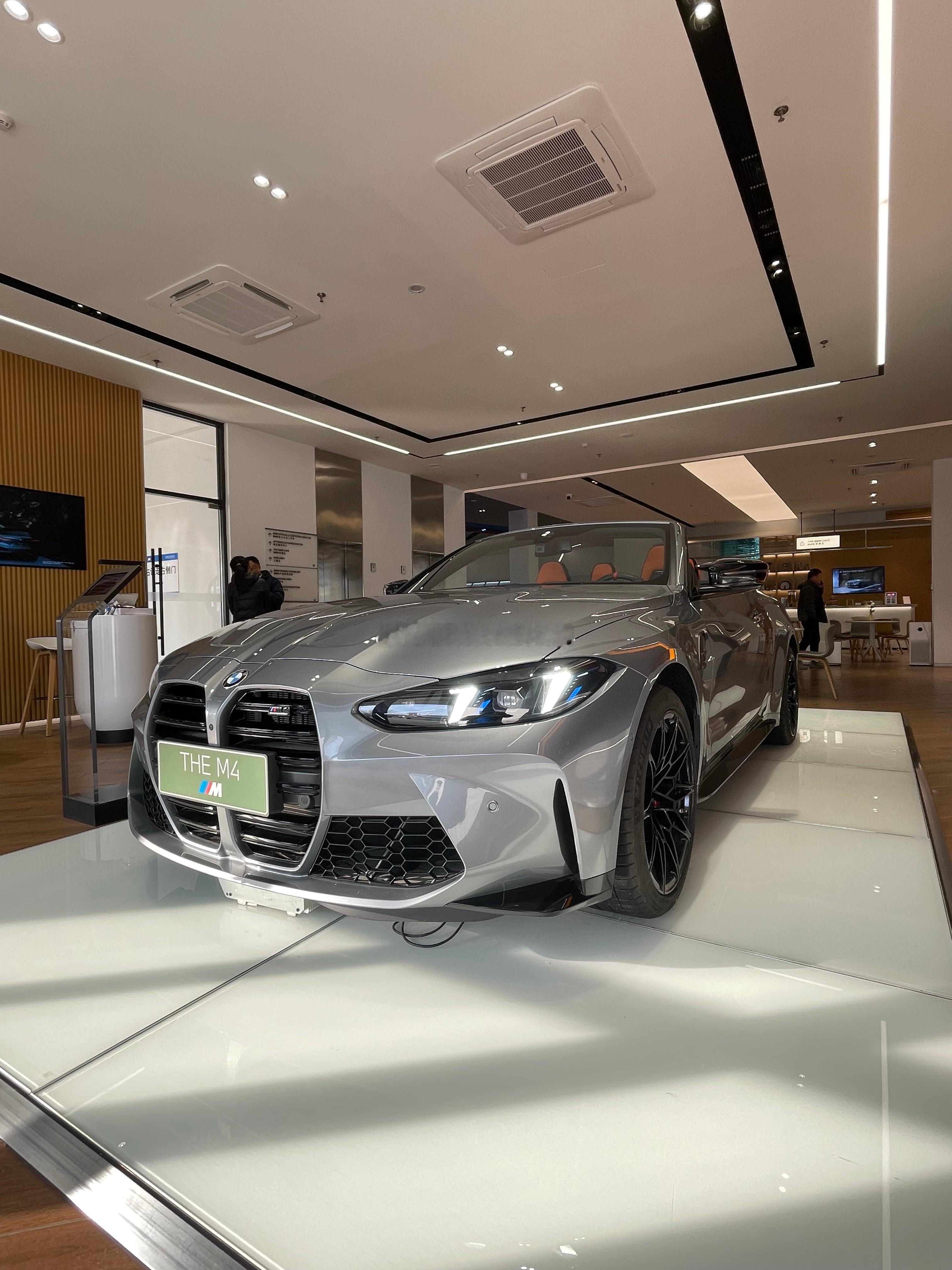 好久没有卖M4敞篷啦，以前加价的时候这车随便选配落地都要120+，现在价格也亲民