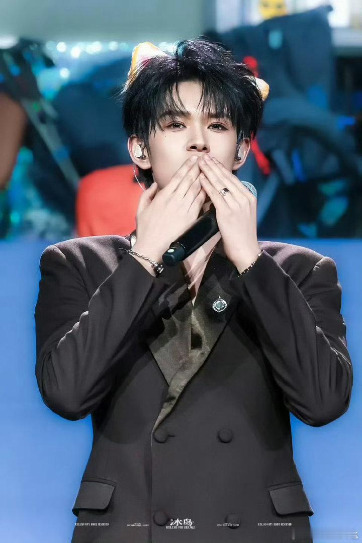 张极丝带领结张极颜值真绝～系个丝带领结，贵气又优雅，随便搭搭都好看，越看越耐看✨