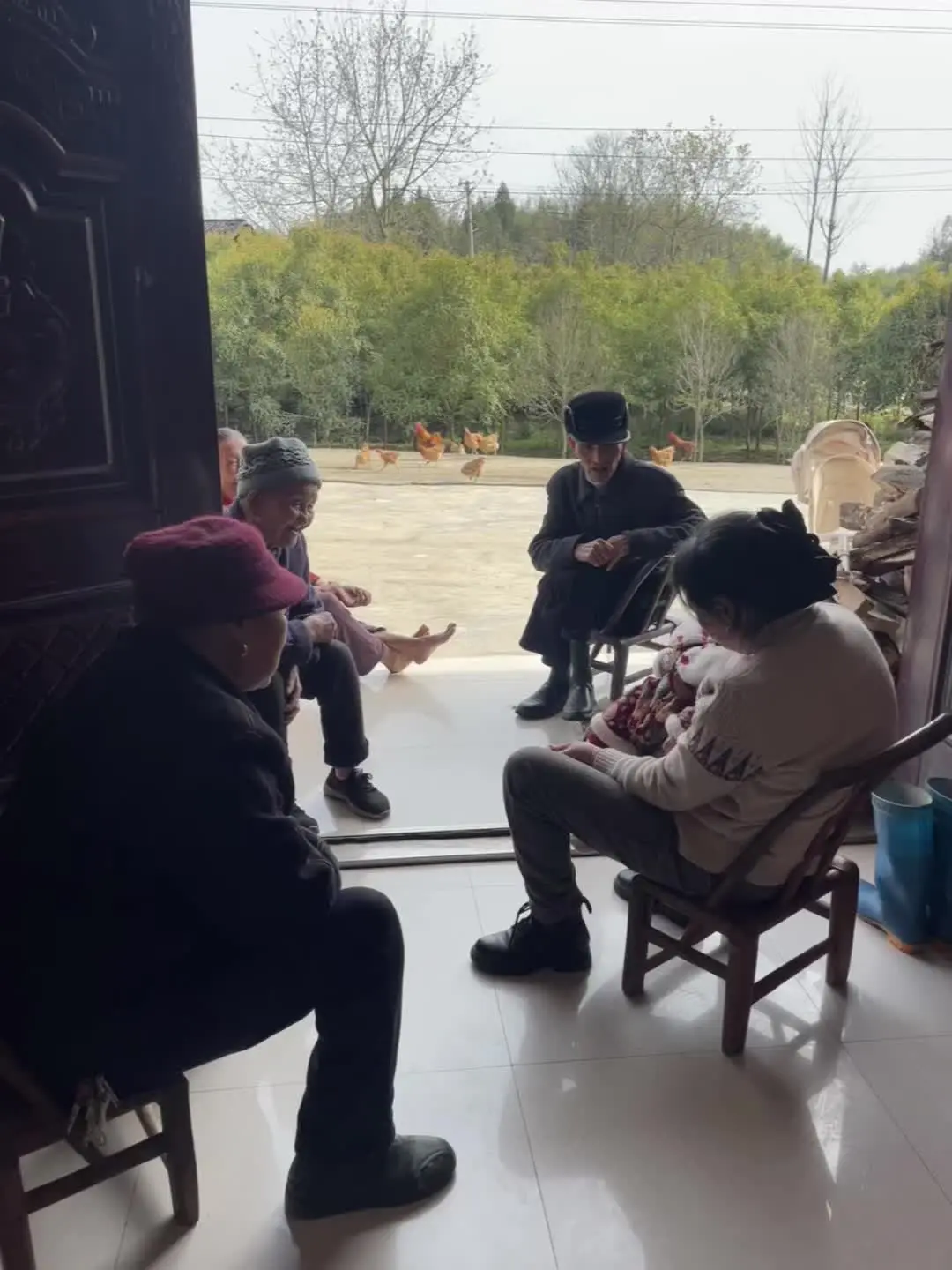 家人闲坐，灯火可亲 突然翻到去外公家的照片，心中有所感触，现在才注意到...