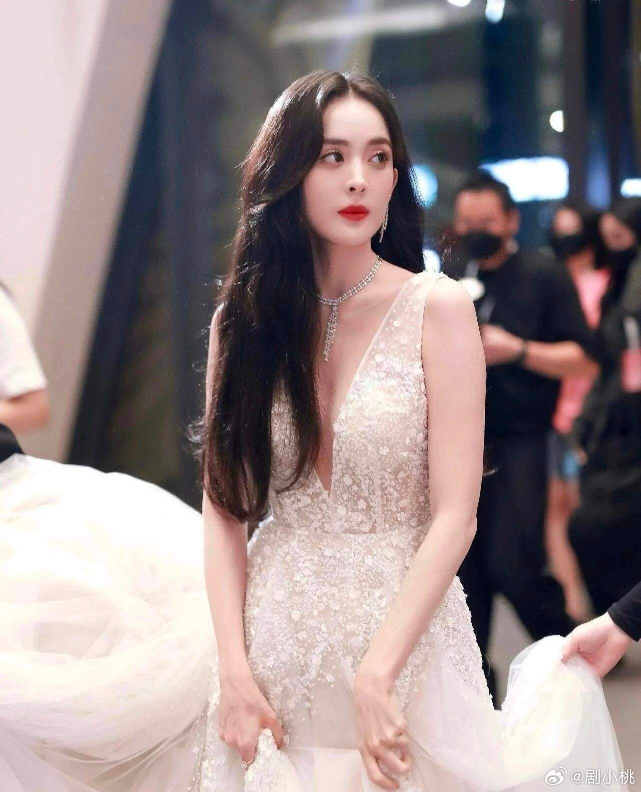 1.刘宇宁的酒量特别好，刚转型当演员那两年为了资源陪吃饭陪喝酒，最多的时候一晚上