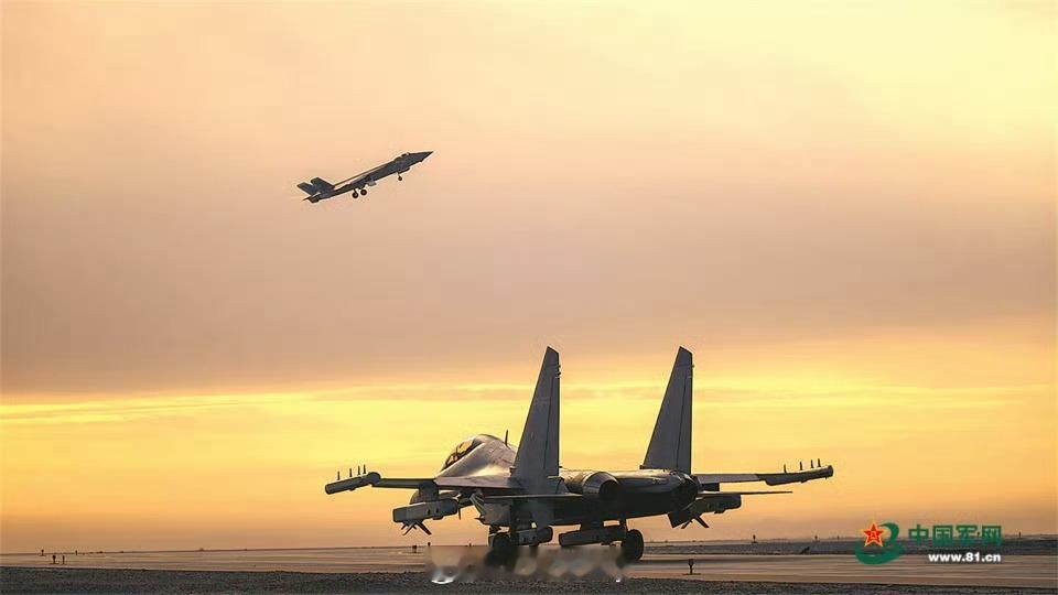 大漠歼-16D与歼-20同框190视角