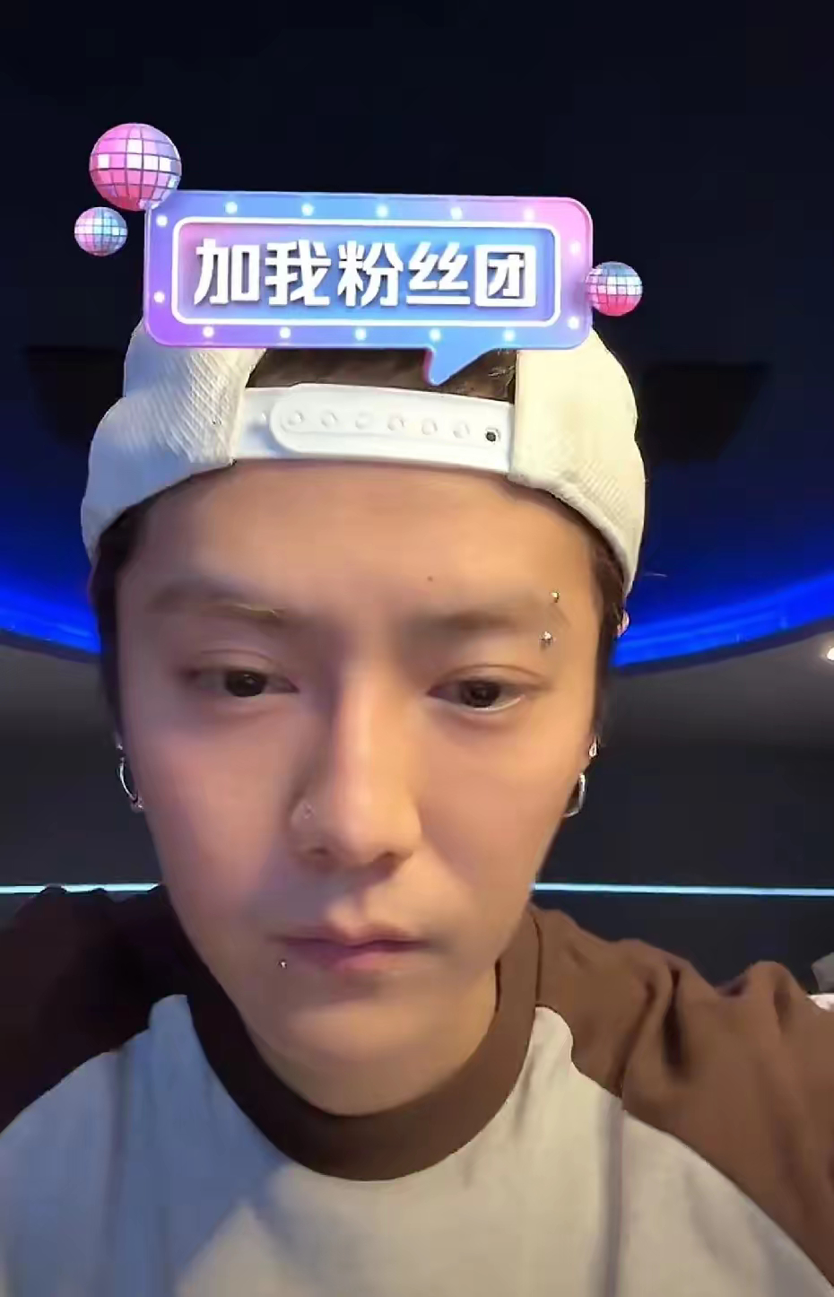 鹿晗 黄子韬同时在线直播，鹿晗下线关掉礼物，连线黄子韬 还在问他脸上的是啥，果然