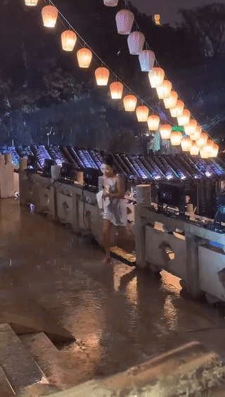 #吉克隽逸玩大了##吉克隽逸拎着高跟鞋在雨中赤脚# 在 GLASS 盛典的舞台上