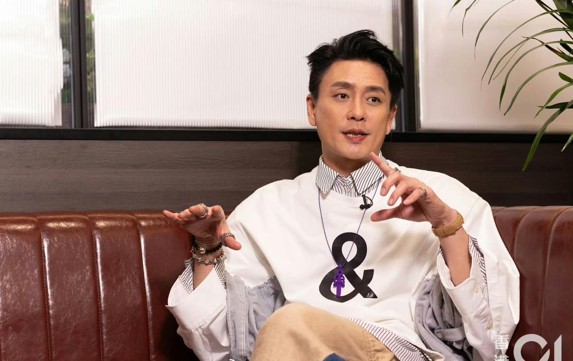 这样说来，黄宗泽当年真的是高攀胡杏儿了！

原来黄宗泽当年出道并非科班出身，也不