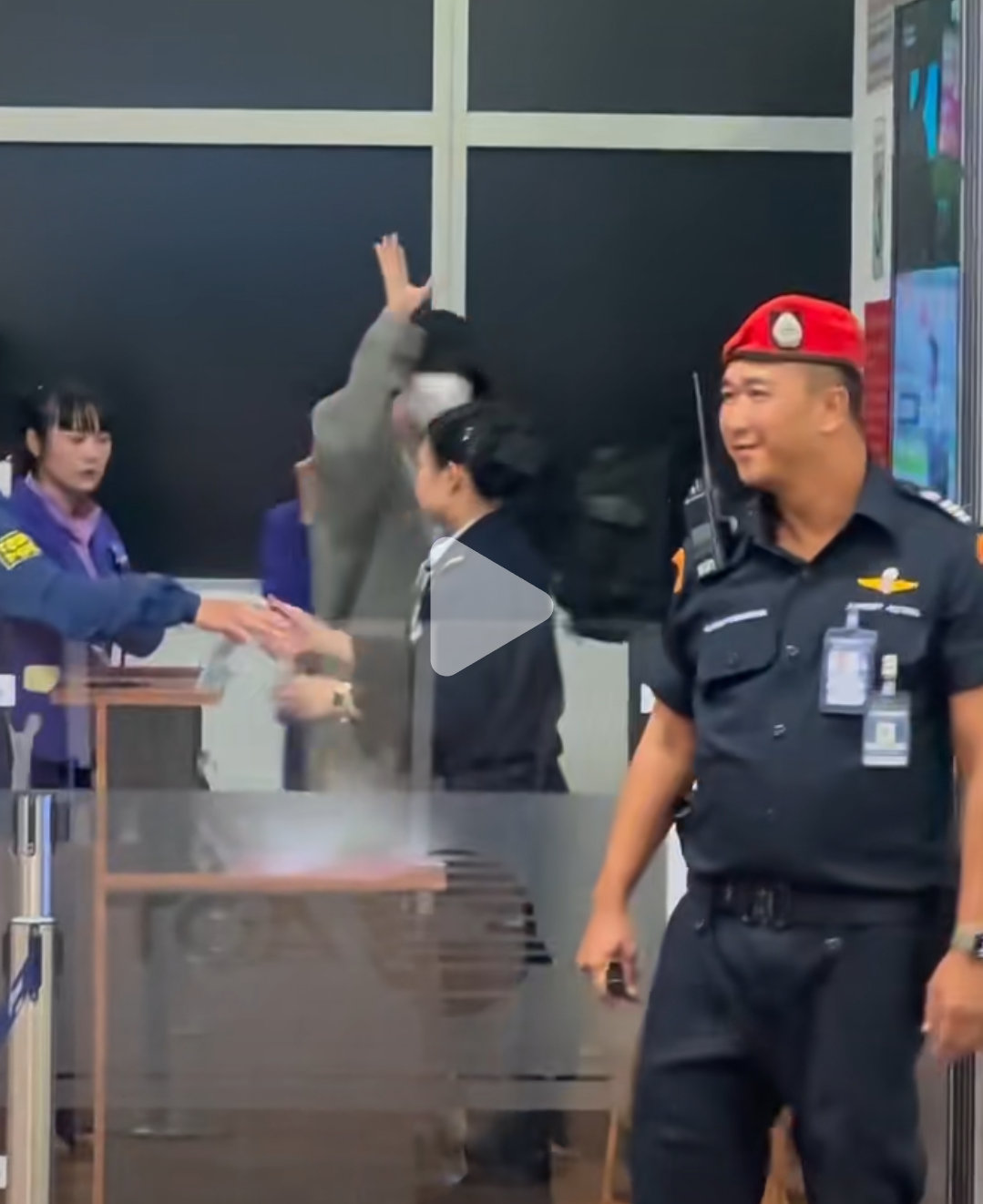 小宝宝还挥手了