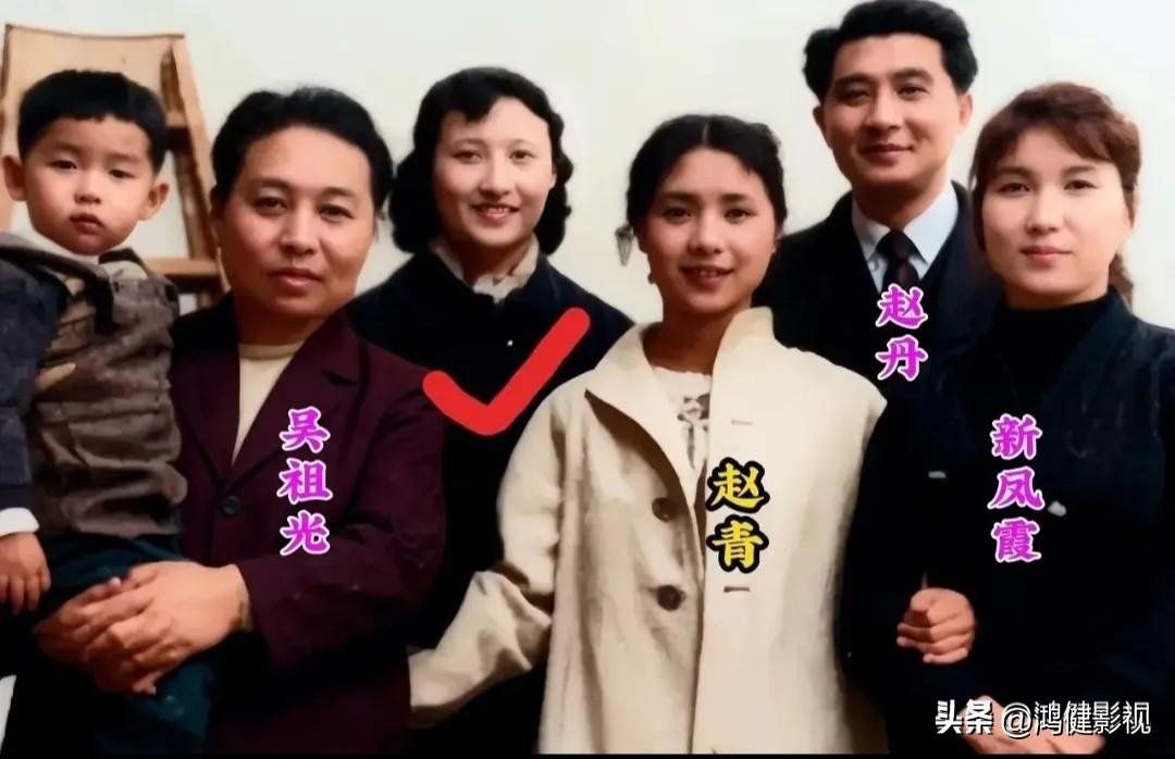 那时的赵丹高大修伟，目若朗星，气宇不凡！
而左边的美女是谁？看她细眉飞扬，明眸善
