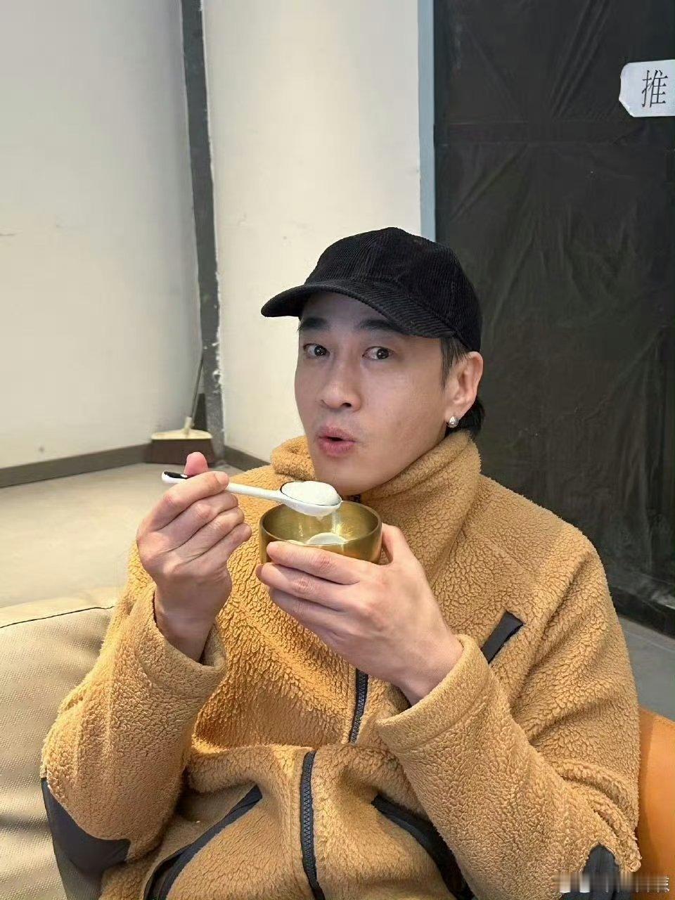 何润东面对粉丝要求主打一个听劝何润东直播从老年机变高帧率了被何润东的行动力狠狠折