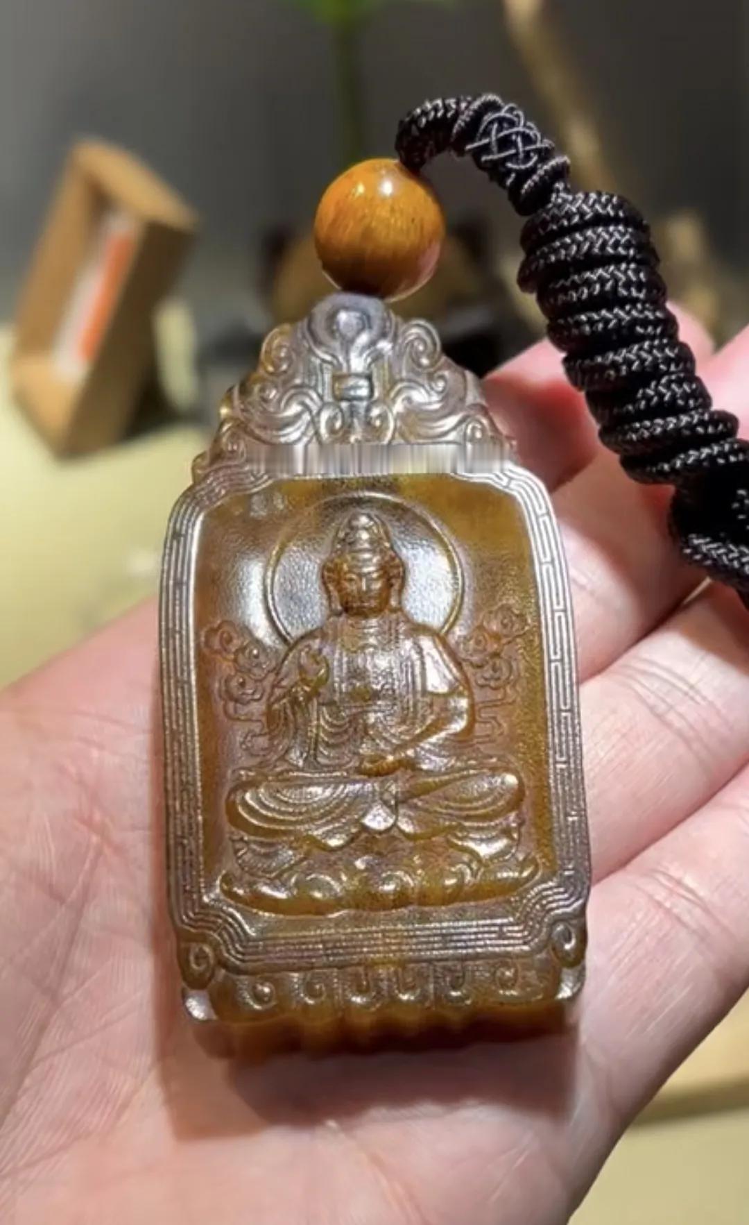 给大家欣赏一款金蜜色老犀角雕观音牌。上手的质感够润，有点起角质荧光了，很神奇。这