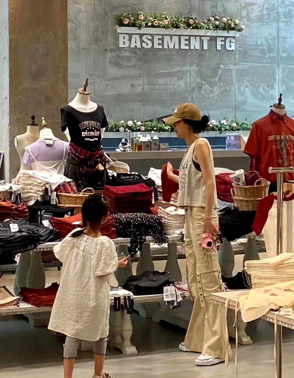 孙怡带女儿逛街，才6岁的大福跟妈妈一样高挑 ​​​
