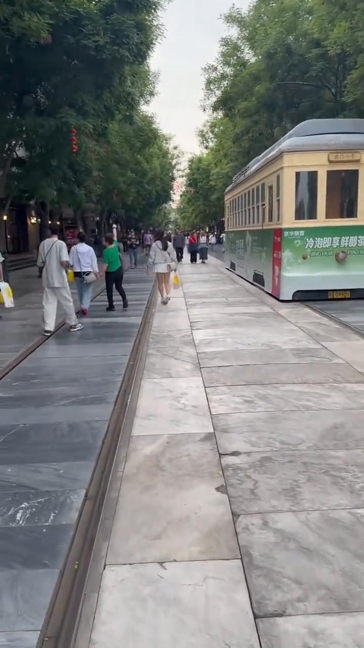 哪是什么歌来着？欢迎收看邱指导的vlog。
北京的那歌走起。今天晚上来前门溜达溜