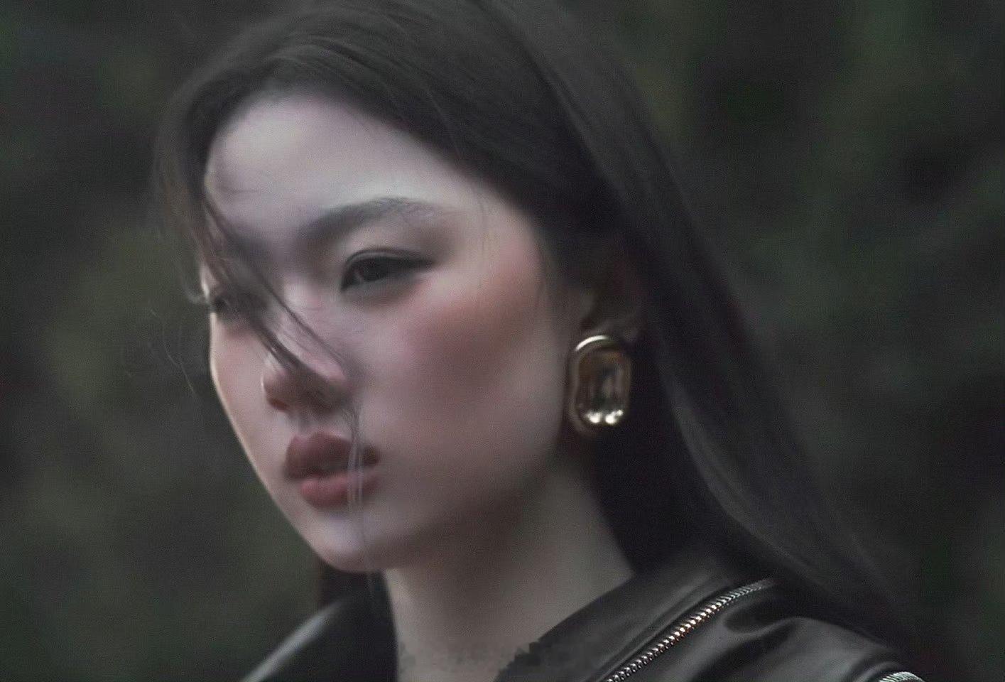 单依纯ELLE80周年收官封 谁懂单依纯的时尚爆发力！ELLE收官封造型兼具优雅