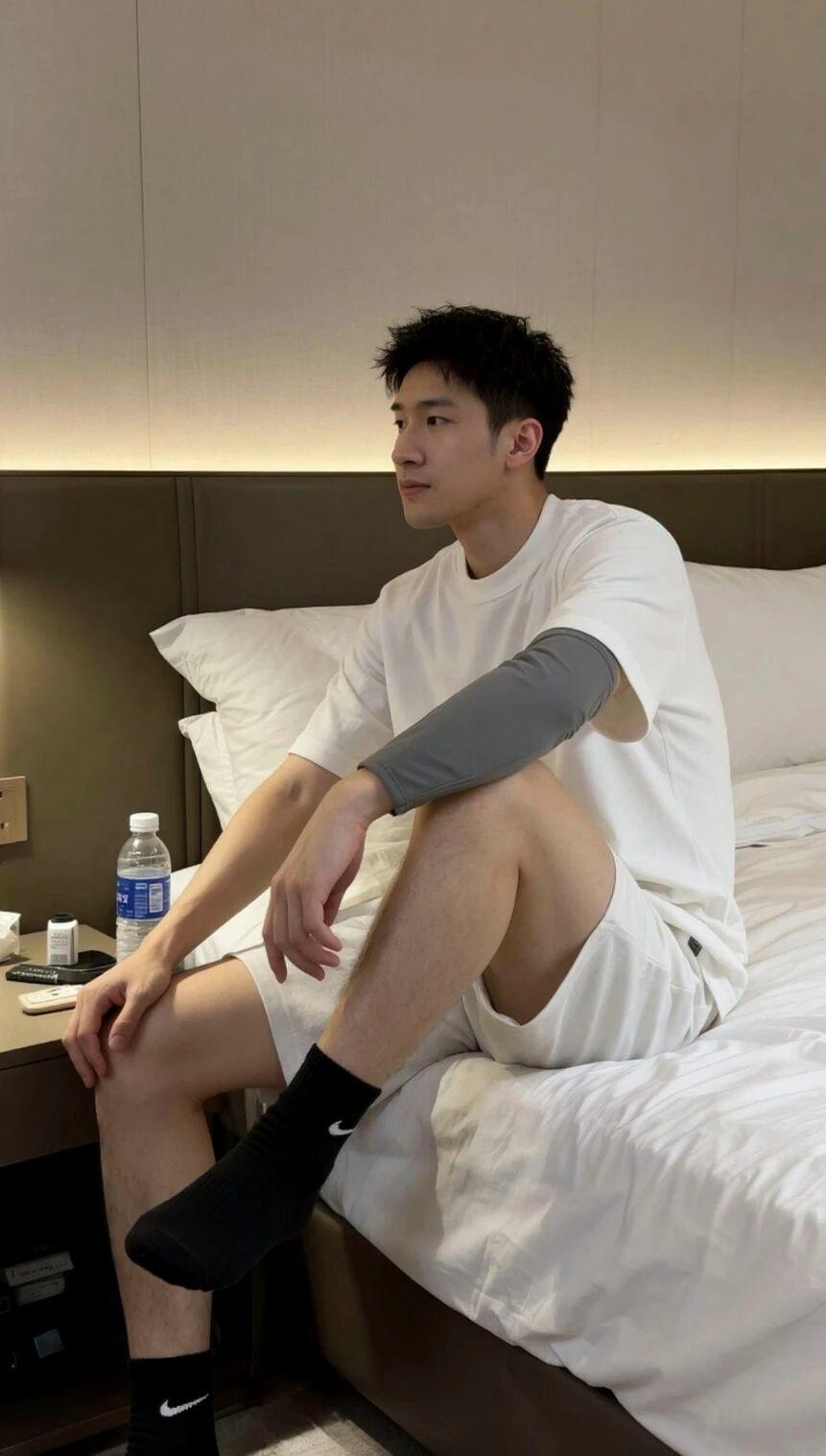 一个人住宾馆，无聊感像潮水般涌来。本以为能在这独处时光里好好放松，可这会儿却盼着