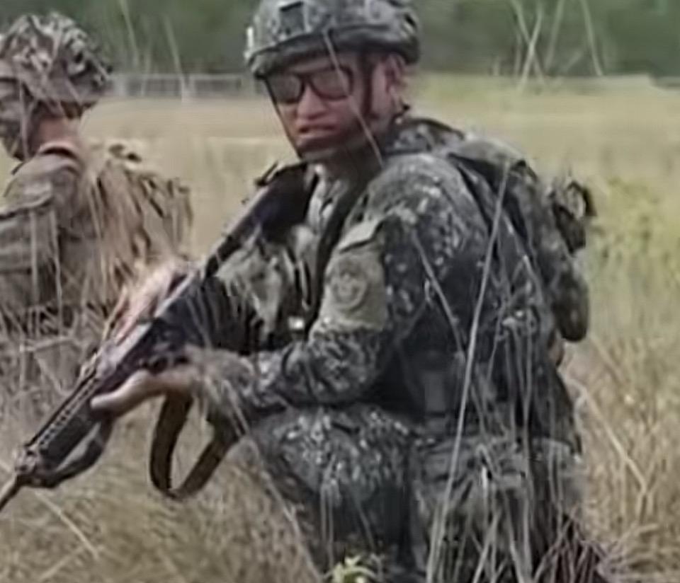 “英勇的士兵在战场上奋勇前行，守护和平！”🏹💪🌳