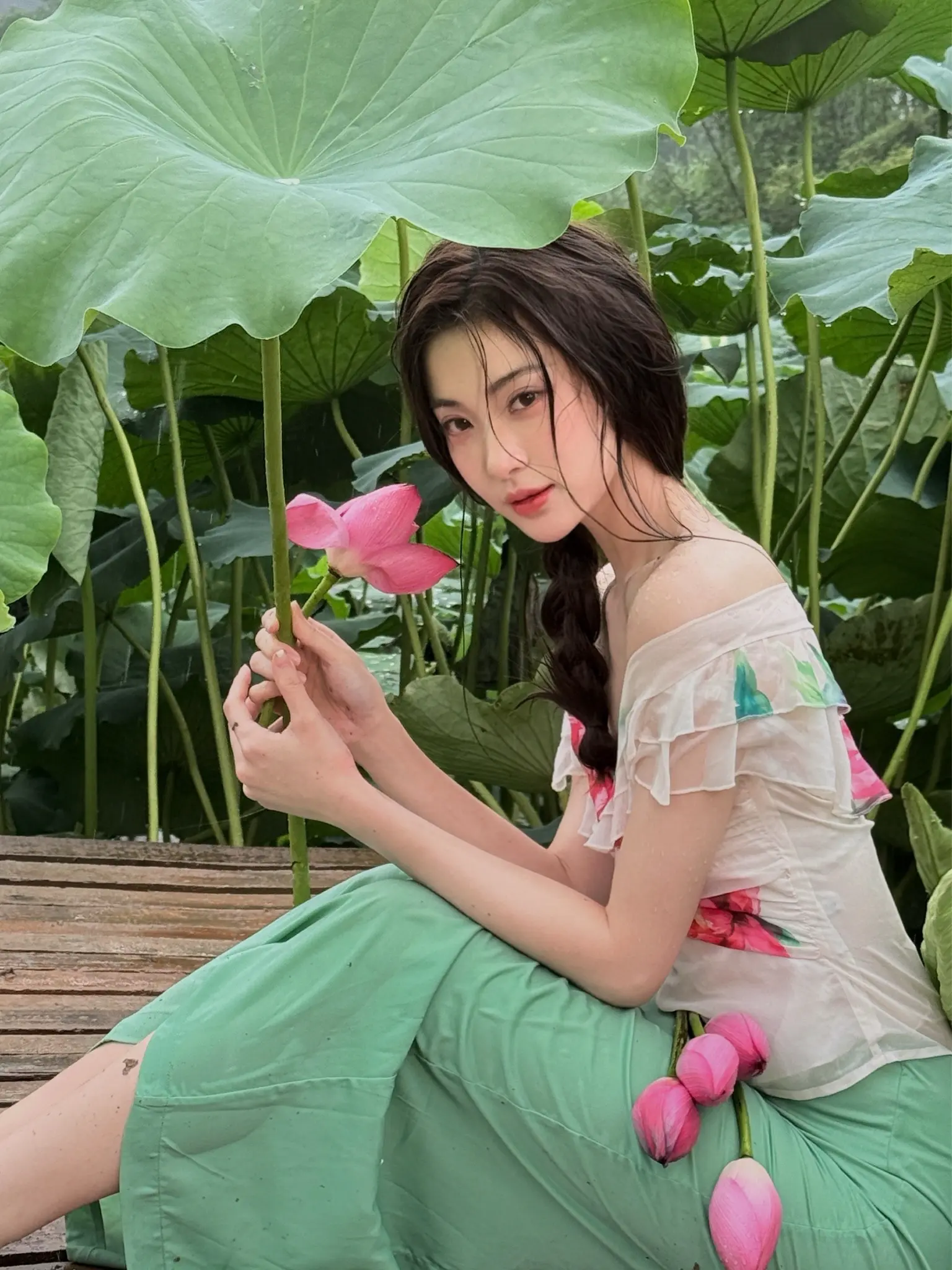 我假装信步闲庭 不去看你的眼睛。