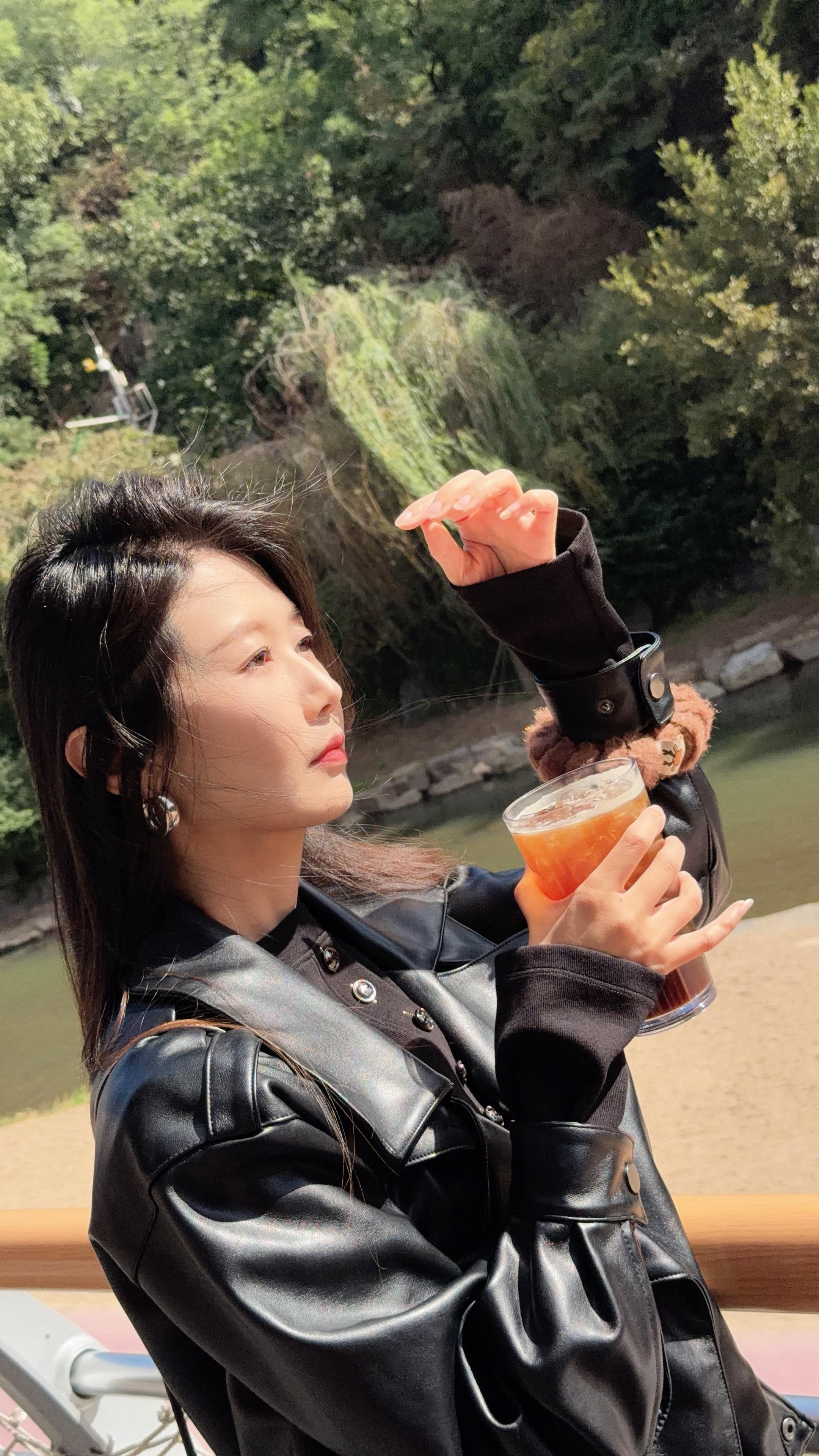 活跃一下，依旧韩国出片，原图直出，依旧感谢伟大的摄影师。